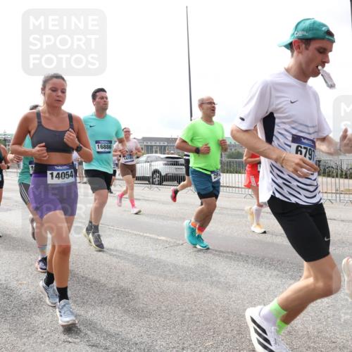 29.06.2025 - hella hamburg halbmarathon Lena Gebhardt http://msf.ph/oto/8430388 29.06.2025 10:19:51 Lombardsbrücke 1534, 8755, 14054, 16886, 14101, 29, 6797, 679, 1110, 1115, 1145, 1154, 1332, 1534, 1708, 2017, 2064, 2357, 2405, 2441, 2795, 2895, 2918, 2993, 2995, 3278, 3446, 3678, 4108, 4110, 4170, 4539, 4562, 4570, 4737, 4739, 4979, 5035, 5123, 5251, 5397, 5449, 5849, 5878, 6444, 6796, 6797, 6872, 6874, 6939, 7137, 7143, 7248, 7249, 7519, 7808, 7836, 7917, 8146, 8387, 8427, 8537, 8738, 9196, 9856, 10349, 10540, 10550, 10594, 10622, 10701, 11028, 11036 meine-sportfotos.de