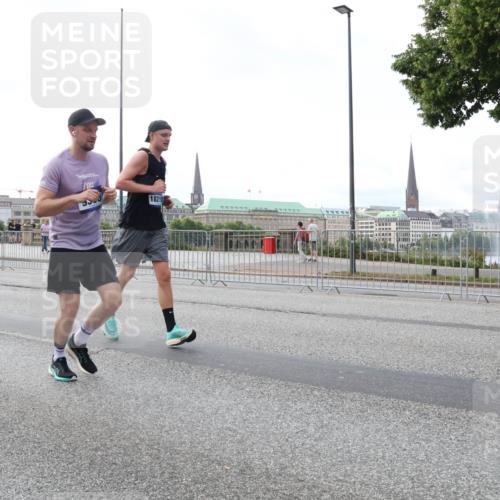 29.06.2025 - hella hamburg halbmarathon Lena Gebhardt http://msf.ph/oto/8430422 29.06.2025 10:07:29 Lombardsbrücke 18218, 1173, 1893, 2032, 2136, 2190, 3922, 4262, 4502, 4550, 5100, 5242, 5899, 6196, 6517, 6518, 6707, 6713, 6715, 6833, 7019, 7503, 7760, 9338, 9967, 10212, 10700, 10703, 11114, 11394, 11641, 11758, 12378, 12550, 15051, 15673, 16241, 16539, 17062, 17895, 18218, 18270, 18316, 18721, 19134 meine-sportfotos.de