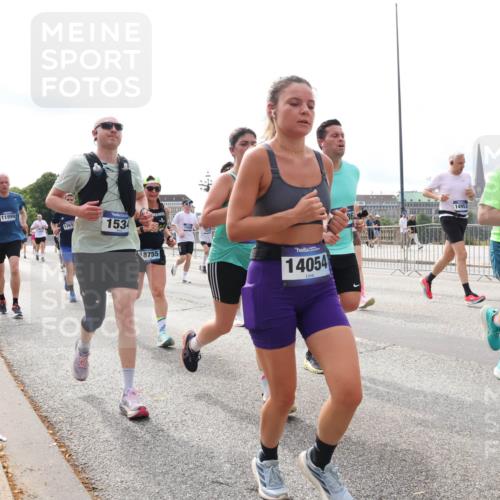 29.06.2025 - hella hamburg halbmarathon Lena Gebhardt http://msf.ph/oto/8430432 29.06.2025 10:19:51 Lombardsbrücke 7917, 11999, 1261, 1534, 18755, 14054, 14953, 29, 1110, 1115, 1145, 1154, 1332, 1534, 1708, 2017, 2064, 2357, 2405, 2441, 2795, 2895, 2918, 2993, 2995, 3278, 3446, 3678, 4108, 4110, 4170, 4539, 4562, 4570, 4737, 4739, 4979, 5035, 5123, 5251, 5397, 5449, 5849, 5878, 6444, 6796, 6797, 6872, 6874, 6939, 7137, 7143, 7248, 7249, 7519, 7808, 7836, 7917, 8146, 8387, 8427, 8537, 8738, 9196, 9856, 10349, 10540, 10550, 10594, 10622, 10701, 11028, 11036 meine-sportfotos.de