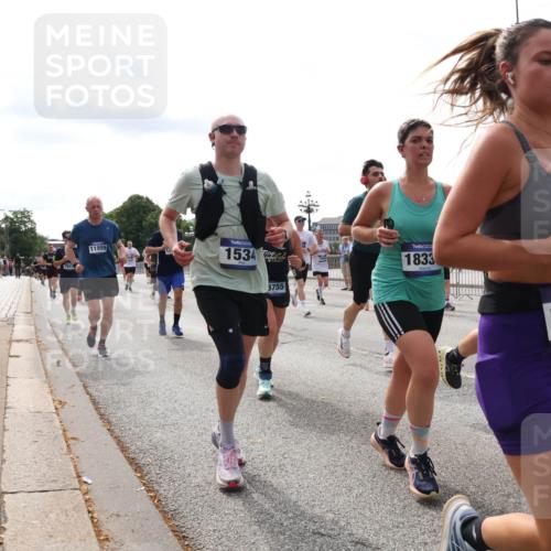 29.06.2025 - hella hamburg halbmarathon Lena Gebhardt http://msf.ph/oto/8430460 29.06.2025 10:19:52 Lombardsbrücke 7917, 11999, 1534, 3755, 1833, 1405, 14953, 1110, 1115, 1145, 1154, 1332, 1534, 1708, 2017, 2064, 2357, 2405, 2441, 2795, 2895, 2918, 2993, 2995, 3278, 3446, 3678, 4108, 4110, 4170, 4539, 4562, 4570, 4737, 4739, 4979, 5035, 5123, 5251, 5397, 5449, 5849, 5878, 6444, 6796, 6797, 6872, 6874, 6939, 7137, 7248, 7249, 7519, 7808, 7836, 7917, 8146, 8387, 8427, 8537, 8738, 9196, 9856, 10349, 10540, 10550, 10594, 10622, 10701, 11028, 11036 meine-sportfotos.de