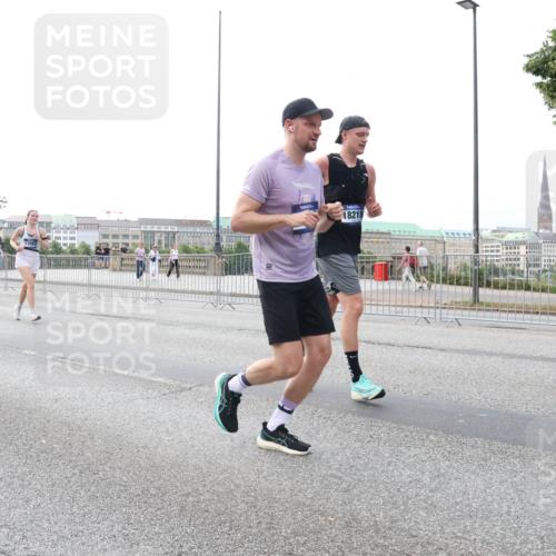 29.06.2025 - hella hamburg halbmarathon Lena Gebhardt http://msf.ph/oto/8430463 29.06.2025 10:07:29 Lombardsbrücke 0713, 18218, 1173, 1893, 2032, 2136, 2190, 3922, 4262, 4502, 4550, 5100, 5242, 5899, 6196, 6517, 6518, 6707, 6713, 6715, 6833, 7019, 7503, 7760, 9338, 9967, 10212, 10700, 10703, 11114, 11394, 11641, 11758, 12378, 12550, 15051, 15673, 16241, 16539, 17062, 17895, 18218, 18270, 18316, 18721, 19134 meine-sportfotos.de