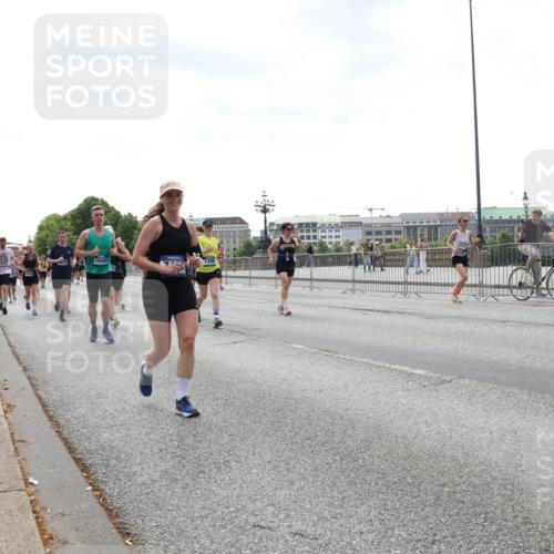 29.06.2025 - hella hamburg halbmarathon Lena Gebhardt http://msf.ph/oto/8430471 29.06.2025 10:44:02 Lombardsbrücke 18080, 1023, 1026, 1095, 1306, 1310, 1400, 1459, 1519, 1802, 1804, 2073, 2186, 2692, 2733, 3065, 3288, 3390, 3596, 3597, 4627, 4636, 4866, 4898, 5001, 5127, 5192, 5201, 5214, 5293, 5730, 5731, 5890, 5902, 5905, 6036, 6334, 6895, 6971, 6973, 7197, 7205, 7206, 7326, 7489, 7504, 7610, 7818, 7842, 8000, 8058, 8272, 8504, 8591, 8763, 8870, 8957, 9073, 9510, 9704, 9831, 9879, 10097, 10223, 11955, 12803, 12995 meine-sportfotos.de