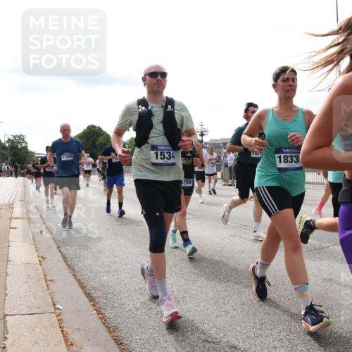 29.06.2025 - hella hamburg halbmarathon Lena Gebhardt http://msf.ph/oto/8430484 29.06.2025 10:19:52 Lombardsbrücke 791, 11999, 126, 1534, 1837, 1833, 8755, 1405, 1110, 1115, 1145, 1154, 1332, 1534, 1708, 2017, 2064, 2357, 2405, 2441, 2795, 2895, 2918, 2993, 2995, 3278, 3446, 3678, 4108, 4110, 4170, 4539, 4562, 4570, 4737, 4739, 4979, 5035, 5123, 5251, 5397, 5449, 5849, 5878, 6444, 6796, 6797, 6872, 6874, 6939, 7137, 7248, 7249, 7519, 7808, 7836, 7917, 8146, 8387, 8427, 8537, 8738, 9196, 9856, 10349, 10540, 10550, 10594, 10622, 10701, 11028, 11036 meine-sportfotos.de