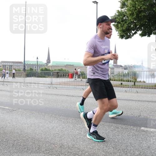 29.06.2025 - hella hamburg halbmarathon Lena Gebhardt http://msf.ph/oto/8430506 29.06.2025 10:07:30 Lombardsbrücke 1173, 1893, 2032, 2136, 2190, 3922, 4262, 4502, 4550, 5100, 5242, 5899, 6196, 6517, 6518, 6707, 6713, 6715, 6833, 6918, 7019, 7503, 7760, 9338, 9967, 10212, 10700, 10703, 11114, 11394, 11641, 11758, 12378, 12550, 15051, 15673, 16241, 16539, 17062, 17895, 18218, 18270, 18316, 18721, 19134 meine-sportfotos.de