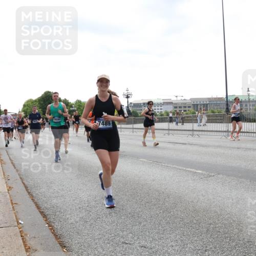 29.06.2025 - hella hamburg halbmarathon Lena Gebhardt http://msf.ph/oto/8430509 29.06.2025 10:44:03 Lombardsbrücke 18080, 987, 7489, 1023, 1026, 1095, 1306, 1310, 1400, 1459, 1519, 1802, 1804, 2073, 2186, 2343, 2610, 2692, 2733, 3065, 3288, 3596, 3597, 4627, 4636, 4866, 4898, 5001, 5127, 5192, 5201, 5214, 5293, 5730, 5731, 5890, 5902, 5905, 6036, 6334, 6895, 6971, 6973, 7197, 7205, 7206, 7326, 7489, 7504, 7610, 7818, 7842, 8000, 8058, 8272, 8504, 8591, 8763, 8870, 8957, 9073, 9510, 9704, 9831, 9879, 10097, 10223, 11955, 12322, 12803, 12995, 14654 meine-sportfotos.de
