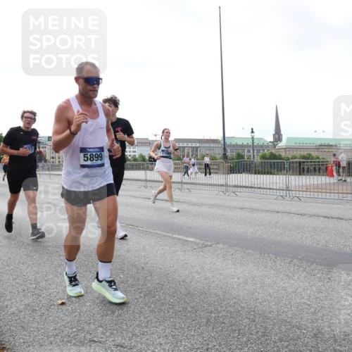 29.06.2025 - hella hamburg halbmarathon Lena Gebhardt http://msf.ph/oto/8430538 29.06.2025 10:07:30 Lombardsbrücke 6715, 07, 5899, 1173, 1893, 2032, 2136, 2190, 3922, 4262, 4502, 4550, 5100, 5242, 5899, 6196, 6517, 6518, 6707, 6713, 6715, 6833, 6918, 7019, 7503, 7760, 9338, 9967, 10212, 10700, 10703, 11114, 11394, 11641, 11758, 12378, 12550, 15051, 15673, 16241, 16539, 17062, 17895, 18218, 18270, 18316, 18721, 19134 meine-sportfotos.de