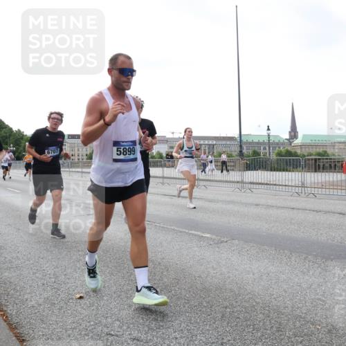 29.06.2025 - hella hamburg halbmarathon Lena Gebhardt http://msf.ph/oto/8430551 29.06.2025 10:07:30 Lombardsbrücke 6707, 5899, 6715, 1173, 1893, 2032, 2136, 2190, 3922, 4262, 4502, 4550, 5100, 5242, 5899, 6196, 6517, 6518, 6707, 6713, 6715, 6833, 6918, 7019, 7503, 7760, 9338, 9967, 10212, 10700, 10703, 11114, 11394, 11641, 11758, 12378, 12550, 15051, 15673, 16241, 16539, 17062, 17895, 18218, 18270, 18316, 18721, 19134 meine-sportfotos.de