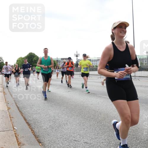 29.06.2025 - hella hamburg halbmarathon Lena Gebhardt http://msf.ph/oto/8430571 29.06.2025 10:44:04 Lombardsbrücke 9879, 18080, 1459, 1306, 1023, 1026, 1095, 1306, 1310, 1345, 1400, 1459, 1519, 1802, 1804, 2073, 2186, 2343, 2610, 2692, 2733, 3065, 3288, 3596, 3597, 4496, 4627, 4636, 4866, 4898, 5001, 5127, 5192, 5201, 5214, 5293, 5647, 5730, 5731, 5890, 5902, 5905, 6036, 6334, 6895, 6971, 6973, 7205, 7206, 7326, 7489, 7504, 7610, 7818, 7842, 8000, 8058, 8272, 8504, 8591, 8763, 8870, 8957, 9073, 9510, 9704, 9879, 10097, 10223, 11955, 12322, 12803, 12995, 13906, 14123, 14654 meine-sportfotos.de