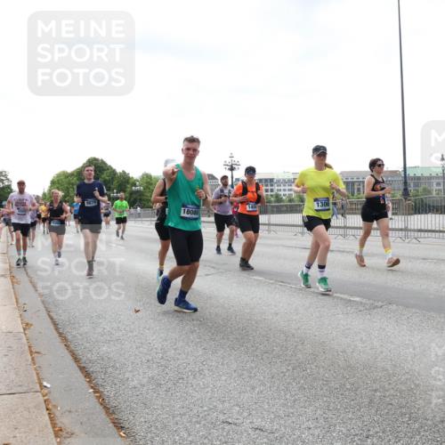 29.06.2025 - hella hamburg halbmarathon Lena Gebhardt http://msf.ph/oto/8430630 29.06.2025 10:44:04 Lombardsbrücke 9879, 5001, 18080, 1306, 1023, 1026, 1095, 1306, 1310, 1345, 1400, 1459, 1519, 1802, 1804, 2073, 2186, 2343, 2610, 2692, 2733, 3065, 3288, 3596, 3597, 4496, 4627, 4636, 4866, 4898, 5001, 5127, 5192, 5201, 5214, 5293, 5647, 5730, 5731, 5890, 5902, 5905, 6036, 6334, 6895, 6971, 6973, 7205, 7206, 7326, 7489, 7504, 7610, 7818, 7842, 8000, 8058, 8272, 8504, 8591, 8763, 8870, 8957, 9073, 9510, 9704, 9879, 10097, 10223, 11955, 12322, 12803, 12995, 13906, 14123, 14654 meine-sportfotos.de
