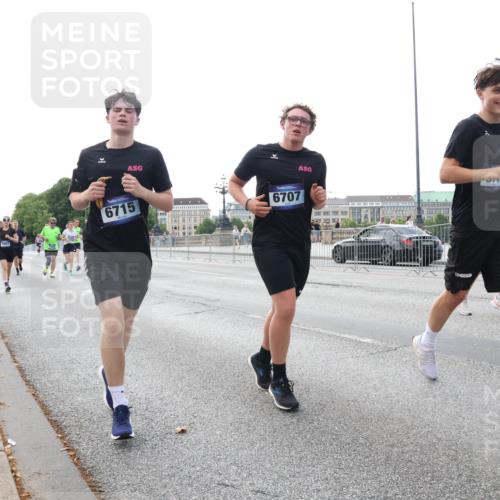29.06.2025 - hella hamburg halbmarathon Lena Gebhardt http://msf.ph/oto/8430645 29.06.2025 10:07:31 Lombardsbrücke 6715, 6707, 1173, 1893, 2032, 2136, 2190, 3922, 4262, 4502, 4550, 5100, 5242, 5899, 6196, 6517, 6518, 6707, 6713, 6715, 6833, 6918, 7019, 7503, 7760, 9338, 9967, 10212, 10700, 10703, 11114, 11394, 11641, 11758, 12378, 12550, 15051, 15673, 16241, 16539, 17062, 17895, 18218, 18270, 18316, 18721, 19134 meine-sportfotos.de