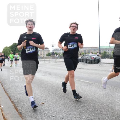 29.06.2025 - hella hamburg halbmarathon Lena Gebhardt http://msf.ph/oto/8430662 29.06.2025 10:07:31 Lombardsbrücke 6715, 6707, 1173, 1893, 2032, 2136, 2190, 3922, 4262, 4502, 4550, 5100, 5242, 5899, 6196, 6517, 6518, 6707, 6713, 6715, 6833, 6918, 7019, 7503, 7760, 9338, 9967, 10212, 10700, 10703, 11114, 11394, 11641, 11758, 12378, 12550, 15051, 15673, 16241, 16539, 17062, 17895, 18218, 18270, 18316, 18721, 19134 meine-sportfotos.de