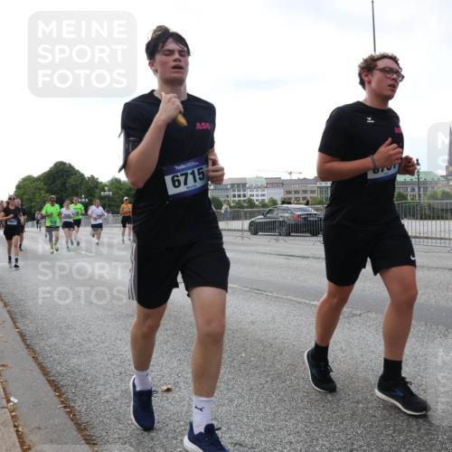 29.06.2025 - hella hamburg halbmarathon Lena Gebhardt http://msf.ph/oto/8430676 29.06.2025 10:07:32 Lombardsbrücke 6715, 7062, 1173, 1893, 2032, 2136, 2190, 3922, 4262, 4502, 4550, 5100, 5242, 5899, 6196, 6517, 6518, 6707, 6713, 6715, 6833, 6918, 7019, 7503, 7760, 9071, 9338, 9967, 10212, 10700, 10703, 11114, 11394, 11641, 11758, 12378, 12550, 15051, 15673, 16241, 16539, 16915, 17062, 17895, 18218, 18270, 18316, 18721, 19134 meine-sportfotos.de