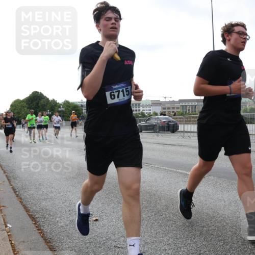29.06.2025 - hella hamburg halbmarathon Lena Gebhardt http://msf.ph/oto/8430694 29.06.2025 10:07:32 Lombardsbrücke 6715, 17062, 1173, 1893, 2032, 2136, 2190, 3922, 4262, 4502, 4550, 5100, 5242, 5899, 6196, 6517, 6518, 6707, 6713, 6715, 6833, 6918, 7019, 7503, 7760, 9071, 9338, 9967, 10212, 10700, 10703, 11114, 11394, 11641, 11758, 12378, 12550, 15051, 15673, 16241, 16539, 16915, 17062, 17895, 18218, 18270, 18316, 18721, 19134 meine-sportfotos.de