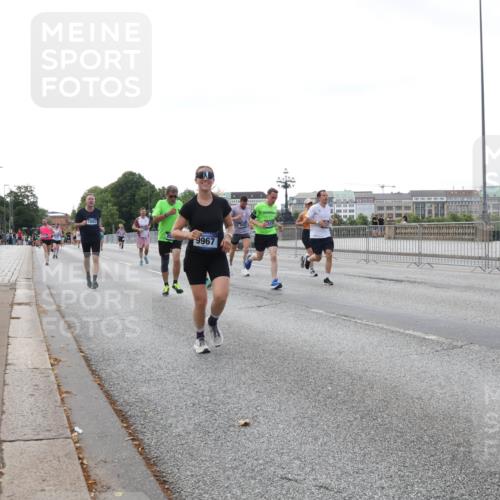 29.06.2025 - hella hamburg halbmarathon Lena Gebhardt http://msf.ph/oto/8430740 29.06.2025 10:07:34 Lombardsbrücke 1893, 9967, 237, 1173, 1893, 2032, 2136, 2190, 3922, 4262, 4502, 4550, 5100, 5242, 5899, 6196, 6517, 6518, 6707, 6713, 6715, 6833, 6918, 7019, 7760, 9071, 9338, 9967, 10212, 10700, 10703, 11114, 11394, 11641, 11758, 12378, 12789, 15051, 15673, 16241, 16539, 16915, 17062, 18218, 18270, 18721, 19134 meine-sportfotos.de