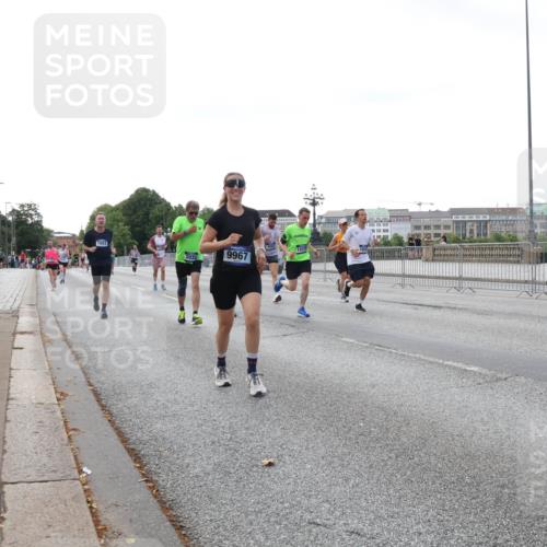 29.06.2025 - hella hamburg halbmarathon Lena Gebhardt http://msf.ph/oto/8430754 29.06.2025 10:07:35 Lombardsbrücke 1893, 9967, 1173, 1893, 2032, 2136, 2190, 2309, 3328, 3922, 4262, 4502, 4550, 5100, 5242, 5899, 6196, 6517, 6518, 6707, 6713, 6715, 6833, 6918, 7019, 7760, 9071, 9338, 9966, 9967, 10212, 10700, 10703, 11114, 11394, 11641, 11758, 12378, 12789, 15051, 15673, 16241, 16539, 16915, 17062, 18218, 18270, 18721, 19134 meine-sportfotos.de