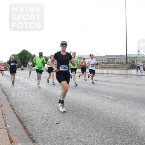 29.06.2025 - hella hamburg halbmarathon Lena Gebhardt http://msf.ph/oto/8430767 29.06.2025 10:07:35 Lombardsbrücke 1893, 2032, 9967, 1173, 1893, 2032, 2136, 2190, 2309, 3328, 3922, 4262, 4502, 4550, 5100, 5242, 5899, 6196, 6517, 6518, 6707, 6713, 6715, 6833, 6918, 7019, 7760, 9071, 9338, 9966, 9967, 10212, 10700, 10703, 11114, 11394, 11641, 11758, 12378, 12789, 15051, 15673, 16241, 16539, 16915, 17062, 18218, 18270, 18721, 19134 meine-sportfotos.de