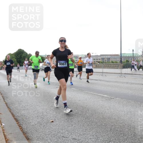 29.06.2025 - hella hamburg halbmarathon Lena Gebhardt http://msf.ph/oto/8430788 29.06.2025 10:07:35 Lombardsbrücke 1893, 2032, 15051, 1, 9967, 12378, 61, 10212, 1173, 1893, 2032, 2136, 2190, 2309, 3328, 3922, 4262, 4502, 4550, 5100, 5242, 5899, 6196, 6517, 6518, 6707, 6713, 6715, 6833, 6918, 7019, 7760, 9071, 9338, 9966, 9967, 10212, 10700, 10703, 11114, 11394, 11641, 11758, 12378, 12789, 15051, 15673, 16241, 16539, 16915, 17062, 18218, 18270, 18721, 19134 meine-sportfotos.de