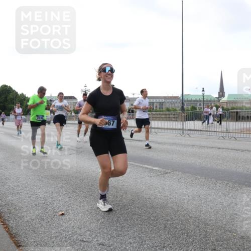 29.06.2025 - hella hamburg halbmarathon Lena Gebhardt http://msf.ph/oto/8430808 29.06.2025 10:07:35 Lombardsbrücke 1893, 2032, 15051, 67, 1173, 1893, 2032, 2136, 2190, 2309, 3328, 3922, 4262, 4502, 4550, 5100, 5242, 5899, 6196, 6517, 6518, 6707, 6713, 6715, 6833, 6918, 7019, 7760, 9071, 9338, 9966, 9967, 10212, 10700, 10703, 11114, 11394, 11641, 11758, 12378, 12789, 15051, 15673, 16241, 16539, 16915, 17062, 18218, 18270, 18721, 19134 meine-sportfotos.de