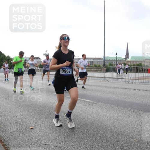 29.06.2025 - hella hamburg halbmarathon Lena Gebhardt http://msf.ph/oto/8430827 29.06.2025 10:07:35 Lombardsbrücke 1893, 2032, 15051, 9967, 1173, 1893, 2032, 2136, 2190, 2309, 3328, 3922, 4262, 4502, 4550, 5100, 5242, 5899, 6196, 6517, 6518, 6707, 6713, 6715, 6833, 6918, 7019, 7760, 9071, 9338, 9966, 9967, 10212, 10700, 10703, 11114, 11394, 11641, 11758, 12378, 12789, 15051, 15673, 16241, 16539, 16915, 17062, 18218, 18270, 18721, 19134 meine-sportfotos.de