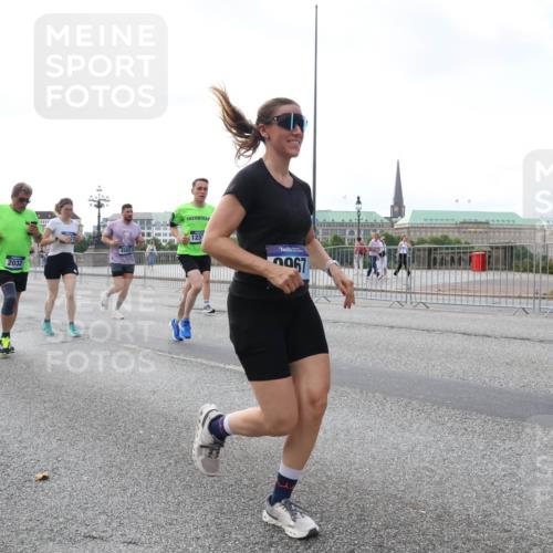 29.06.2025 - hella hamburg halbmarathon Lena Gebhardt http://msf.ph/oto/8430844 29.06.2025 10:07:35 Lombardsbrücke 893, 2032, 1237, 967, 1173, 1893, 2032, 2136, 2190, 2309, 3328, 3922, 4262, 4502, 4550, 5100, 5242, 5899, 6196, 6517, 6518, 6707, 6713, 6715, 6833, 6918, 7019, 7760, 9071, 9338, 9966, 9967, 10212, 10700, 10703, 11114, 11394, 11641, 11758, 12378, 12789, 15051, 15673, 16241, 16539, 16915, 17062, 18218, 18270, 18721, 19134 meine-sportfotos.de