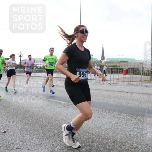29.06.2025 - hella hamburg halbmarathon Lena Gebhardt http://msf.ph/oto/8430866 29.06.2025 10:07:36 Lombardsbrücke 2032, 12378, 9967, 1079, 1173, 1893, 2032, 2136, 2190, 2309, 3328, 3922, 4262, 4502, 4550, 5100, 5242, 5899, 6196, 6517, 6518, 6707, 6713, 6715, 6833, 6918, 7019, 7760, 9071, 9338, 9966, 9967, 10212, 10700, 10703, 11114, 11394, 11641, 11758, 12378, 12789, 15051, 15673, 16241, 16539, 16915, 17062, 18218, 18270, 18721, 19134 meine-sportfotos.de