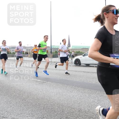 29.06.2025 - hella hamburg halbmarathon Lena Gebhardt http://msf.ph/oto/8430900 29.06.2025 10:07:36 Lombardsbrücke 2032, 15051, 6196, 1237, 1079, 1173, 1893, 2032, 2136, 2190, 2309, 3328, 3922, 4262, 4502, 4550, 5100, 5242, 5899, 6196, 6517, 6518, 6707, 6713, 6715, 6833, 6918, 7019, 7760, 9071, 9338, 9966, 9967, 10212, 10700, 10703, 11114, 11394, 11641, 11758, 12378, 12789, 15051, 15673, 16241, 16539, 16915, 17062, 18218, 18270, 18721, 19134 meine-sportfotos.de