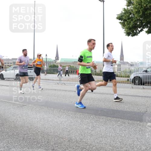 29.06.2025 - hella hamburg halbmarathon Lena Gebhardt http://msf.ph/oto/8430954 29.06.2025 10:07:37 Lombardsbrücke 2032, 51, 4502, 6196, 1079, 1173, 1893, 2032, 2136, 2190, 2309, 3328, 3922, 4262, 4502, 4550, 5100, 5242, 5899, 6196, 6517, 6518, 6707, 6713, 6715, 6833, 6918, 7019, 7760, 9071, 9338, 9966, 9967, 10212, 10700, 10703, 11114, 11394, 11641, 11758, 12378, 12789, 15051, 15673, 16241, 16539, 16915, 17062, 18218, 18270, 18721, 19134 meine-sportfotos.de
