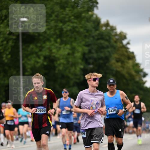 29.06.2025 - hella hamburg halbmarathon Dr. Thomas Lammeyer http://msf.ph/oto/8430957 29.06.2025 10:52:06 Kennedybrücke 1073, 1430, 1434, 1523, 1618, 2163, 2211, 2320, 2407, 2418, 2491, 2882, 3679, 4239, 4974, 5796, 6255, 6256, 6879, 7240, 8105, 8158, 8270, 9018, 9356, 9758, 10075, 10658, 10777, 10903, 11276 meine-sportfotos.de