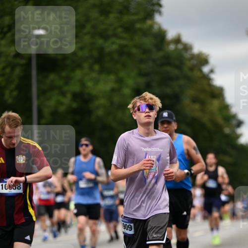 29.06.2025 - hella hamburg halbmarathon Dr. Thomas Lammeyer http://msf.ph/oto/8431017 29.06.2025 10:52:07 Kennedybrücke 1073, 1430, 1434, 1523, 1618, 2163, 2211, 2320, 2407, 2418, 2491, 2882, 3679, 4239, 4974, 5796, 6255, 6256, 6879, 7240, 8105, 8158, 8270, 9018, 9356, 9758, 10075, 10658, 10777, 10903, 11276 meine-sportfotos.de