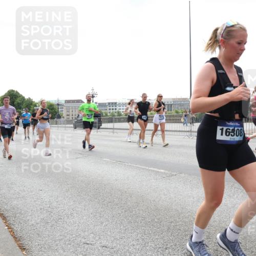 29.06.2025 - hella hamburg halbmarathon Lena Gebhardt http://msf.ph/oto/8431035 29.06.2025 10:44:08 Lombardsbrücke 1723, 15719, 16308, 596, 1026, 1095, 1306, 1310, 1345, 1459, 1519, 1802, 1804, 2073, 2186, 2343, 2610, 2692, 2733, 3065, 3288, 3596, 3597, 4496, 4627, 4636, 4898, 5001, 5127, 5192, 5201, 5293, 5647, 5730, 5731, 5890, 5902, 5905, 6036, 6334, 6895, 6971, 6973, 7205, 7206, 7326, 7489, 7504, 7610, 7818, 7842, 8000, 8058, 8272, 8591, 8763, 8870, 8957, 9073, 9510, 9704, 9879, 10097, 10223, 11825, 11955, 12322, 12803, 12995, 13330, 13390, 13906, 14091, 14123, 14654 meine-sportfotos.de