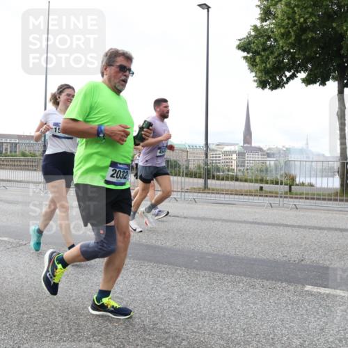 29.06.2025 - hella hamburg halbmarathon Lena Gebhardt http://msf.ph/oto/8431050 29.06.2025 10:07:37 Lombardsbrücke 2032, 1079, 1173, 1893, 2032, 2136, 2190, 2309, 3328, 3922, 4262, 4502, 4550, 5100, 5242, 5899, 6196, 6517, 6518, 6707, 6713, 6715, 6833, 6918, 7019, 7760, 9071, 9338, 9966, 9967, 10212, 10700, 10703, 11114, 11394, 11641, 11758, 12378, 12789, 15051, 15673, 16241, 16539, 16915, 17062, 18218, 18270, 18721, 19134 meine-sportfotos.de