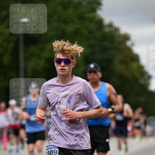 29.06.2025 - hella hamburg halbmarathon Dr. Thomas Lammeyer http://msf.ph/oto/8431074 29.06.2025 10:52:09 Kennedybrücke 1073, 1430, 1434, 1523, 1618, 2163, 2195, 2211, 2320, 2407, 2418, 2491, 2882, 3468, 3679, 4239, 4974, 5796, 6255, 6256, 6879, 7240, 8105, 8158, 8270, 9018, 9356, 9758, 10075, 10658, 10777, 10903, 11276 meine-sportfotos.de