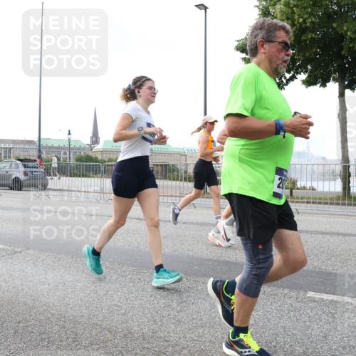29.06.2025 - hella hamburg halbmarathon Lena Gebhardt http://msf.ph/oto/8431116 29.06.2025 10:07:38 Lombardsbrücke 20, 1079, 1173, 1893, 2032, 2136, 2190, 2309, 3328, 3922, 4228, 4262, 4502, 4550, 4864, 5100, 5242, 5899, 6196, 6517, 6518, 6707, 6713, 6715, 6833, 6918, 7019, 7760, 9071, 9338, 9966, 9967, 10212, 10700, 10703, 11114, 11394, 11641, 11758, 12378, 12789, 13458, 15051, 15673, 16241, 16539, 16915, 17062, 18218, 18270, 18721, 19134 meine-sportfotos.de