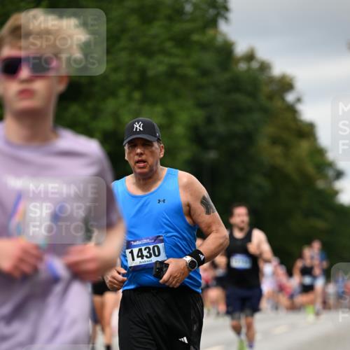 29.06.2025 - hella hamburg halbmarathon Dr. Thomas Lammeyer http://msf.ph/oto/8431121 29.06.2025 10:52:10 Kennedybrücke 1073, 1430, 1434, 1523, 1618, 2163, 2195, 2320, 2407, 2418, 2491, 2882, 2994, 3468, 3679, 4239, 4588, 4974, 5796, 6255, 6256, 6879, 7240, 8105, 8158, 8270, 9018, 9356, 10075, 10658, 10777, 10903, 11276 meine-sportfotos.de