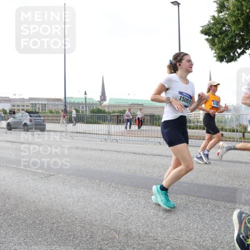 29.06.2025 - hella hamburg halbmarathon Lena Gebhardt http://msf.ph/oto/8431133 29.06.2025 10:07:38 Lombardsbrücke 893, 15051, 6196, 1079, 1173, 1893, 2032, 2136, 2190, 2309, 3328, 3922, 4228, 4262, 4502, 4550, 4864, 5100, 5242, 5899, 6196, 6517, 6518, 6707, 6713, 6715, 6833, 6918, 7019, 7760, 9071, 9338, 9966, 9967, 10212, 10700, 10703, 11114, 11394, 11641, 11758, 12378, 12789, 13458, 15051, 15673, 16241, 16539, 16915, 17062, 18218, 18270, 18721, 19134 meine-sportfotos.de