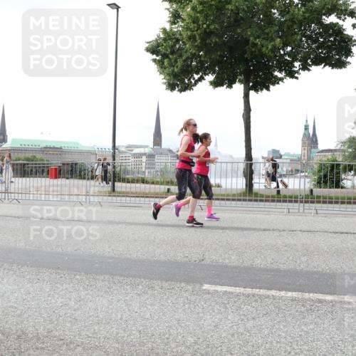 29.06.2025 - hella hamburg halbmarathon Lena Gebhardt http://msf.ph/oto/8431135 29.06.2025 10:44:09 Lombardsbrücke 454, 1026, 1095, 1306, 1310, 1345, 1459, 1519, 1802, 1804, 2073, 2186, 2343, 2610, 2692, 2733, 3065, 3288, 3596, 3597, 4496, 4627, 4636, 4898, 5001, 5127, 5192, 5201, 5293, 5647, 5730, 5731, 5890, 5902, 5905, 6036, 6334, 6895, 6971, 6973, 7205, 7206, 7326, 7489, 7610, 7818, 7842, 8000, 8058, 8272, 8591, 8763, 8870, 8957, 9073, 9510, 9704, 9879, 10097, 10223, 10303, 10304, 11825, 11955, 12322, 12803, 12995, 13330, 13390, 13906, 14091, 14123, 14654 meine-sportfotos.de