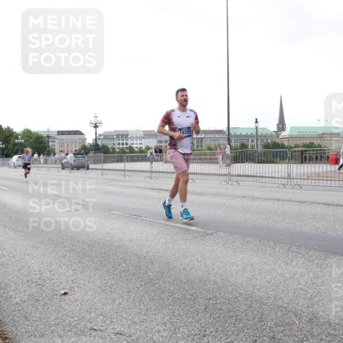 29.06.2025 - hella hamburg halbmarathon Lena Gebhardt http://msf.ph/oto/8431182 29.06.2025 10:07:39 Lombardsbrücke 18721, 1079, 1173, 1893, 2032, 2136, 2190, 2309, 3328, 3922, 4228, 4502, 4550, 4864, 5100, 5242, 5899, 6196, 6517, 6518, 6707, 6713, 6715, 6833, 6918, 7019, 7760, 9071, 9338, 9966, 9967, 10212, 10700, 10703, 11114, 11394, 11641, 11758, 12378, 12789, 13458, 15051, 15673, 16241, 16539, 16915, 17062, 18218, 18270, 18531, 18721, 19134 meine-sportfotos.de