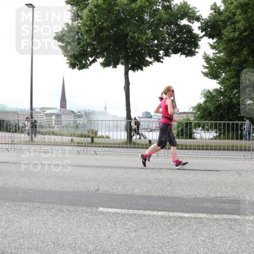 29.06.2025 - hella hamburg halbmarathon Lena Gebhardt http://msf.ph/oto/8431187 29.06.2025 10:44:10 Lombardsbrücke 68, 1571, 1026, 1095, 1306, 1345, 1459, 1519, 1802, 1804, 2073, 2186, 2343, 2610, 2692, 2733, 3065, 3288, 3596, 3597, 4496, 4627, 4636, 4898, 5001, 5127, 5192, 5201, 5293, 5647, 5730, 5731, 5890, 5902, 5905, 6036, 6334, 6895, 7205, 7206, 7326, 7489, 7610, 7818, 7842, 8000, 8058, 8272, 8591, 8763, 8870, 8957, 9073, 9510, 9704, 9879, 10097, 10223, 10303, 10304, 11825, 11955, 12322, 12803, 12995, 13330, 13390, 13906, 14091, 14123, 14654 meine-sportfotos.de