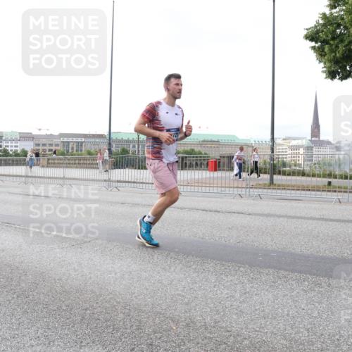 29.06.2025 - hella hamburg halbmarathon Lena Gebhardt http://msf.ph/oto/8431219 29.06.2025 10:07:40 Lombardsbrücke 721, 1079, 1173, 1893, 2032, 2136, 2190, 2309, 3328, 3922, 4228, 4502, 4550, 4864, 5100, 5242, 5287, 5899, 6196, 6517, 6518, 6707, 6713, 6715, 6918, 7019, 7760, 9071, 9338, 9966, 9967, 10212, 10700, 10703, 11114, 11394, 11641, 11758, 12378, 12789, 13458, 15051, 15673, 16241, 16539, 16915, 17062, 18218, 18270, 18531, 18721, 19134 meine-sportfotos.de