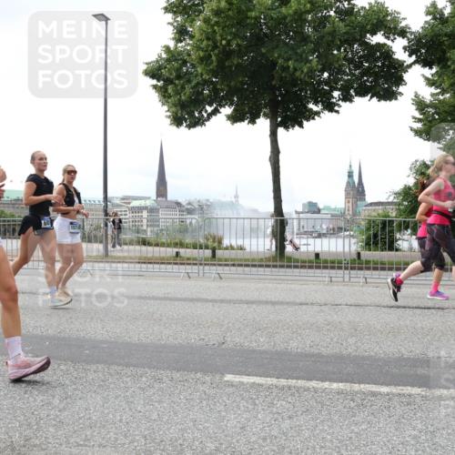 29.06.2025 - hella hamburg halbmarathon Lena Gebhardt http://msf.ph/oto/8431245 29.06.2025 10:44:11 Lombardsbrücke 8870, 689, 15715, 1026, 1095, 1306, 1345, 1459, 1519, 1802, 1804, 2073, 2186, 2343, 2610, 2692, 2733, 3065, 3288, 3596, 3597, 4496, 4627, 4636, 4898, 5001, 5127, 5192, 5201, 5293, 5647, 5730, 5731, 5890, 5902, 5905, 6036, 6334, 6895, 7326, 7489, 7610, 7818, 7842, 8058, 8272, 8591, 8763, 8870, 8957, 9073, 9510, 9704, 9879, 10097, 10223, 10303, 10304, 11825, 11955, 12322, 12803, 12995, 13330, 13390, 13906, 14091, 14123, 14654 meine-sportfotos.de