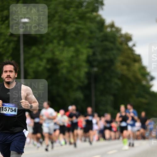 29.06.2025 - hella hamburg halbmarathon Dr. Thomas Lammeyer http://msf.ph/oto/8431329 29.06.2025 10:52:13 Kennedybrücke 1045, 1073, 1430, 1434, 1523, 1618, 2148, 2163, 2195, 2320, 2407, 2418, 2491, 2882, 2994, 3468, 3679, 4037, 4239, 4588, 4974, 5796, 6255, 6256, 6879, 7240, 8105, 8158, 8270, 9018, 9356, 10075, 10658, 10777, 10903, 11351 meine-sportfotos.de