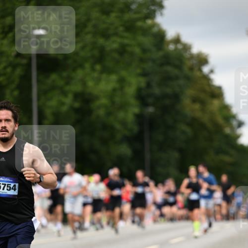 29.06.2025 - hella hamburg halbmarathon Dr. Thomas Lammeyer http://msf.ph/oto/8431334 29.06.2025 10:52:14 Kennedybrücke 1045, 1073, 1430, 1434, 1523, 2148, 2163, 2195, 2320, 2407, 2418, 2491, 2882, 2994, 3468, 3679, 4037, 4239, 4588, 4974, 5796, 6255, 6256, 6879, 8105, 8158, 8270, 9018, 9356, 10075, 10658, 10777, 10903, 10991, 11351 meine-sportfotos.de