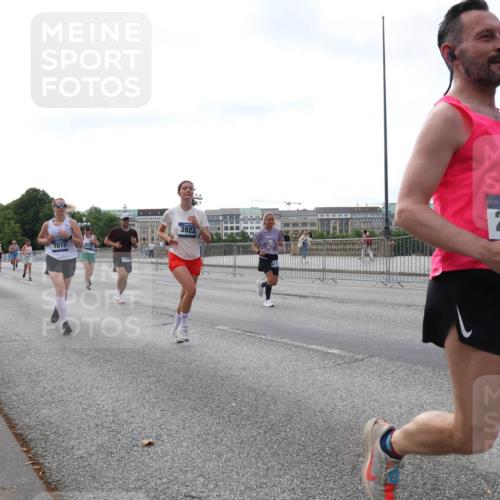 29.06.2025 - hella hamburg halbmarathon Lena Gebhardt http://msf.ph/oto/8431342 29.06.2025 10:07:43 Lombardsbrücke 7019, 11394, 3922, 2136, 1079, 1173, 1893, 2032, 2136, 2190, 2309, 3328, 3922, 4228, 4502, 4550, 4864, 5100, 5242, 5287, 5899, 6196, 6517, 6518, 6707, 6713, 6715, 6918, 7019, 7760, 9071, 9338, 9966, 9967, 10212, 10700, 10703, 11114, 11394, 11641, 12378, 12789, 13458, 15051, 15673, 15785, 16241, 16539, 16809, 16915, 17062, 18218, 18270, 18531, 18721, 19134 meine-sportfotos.de