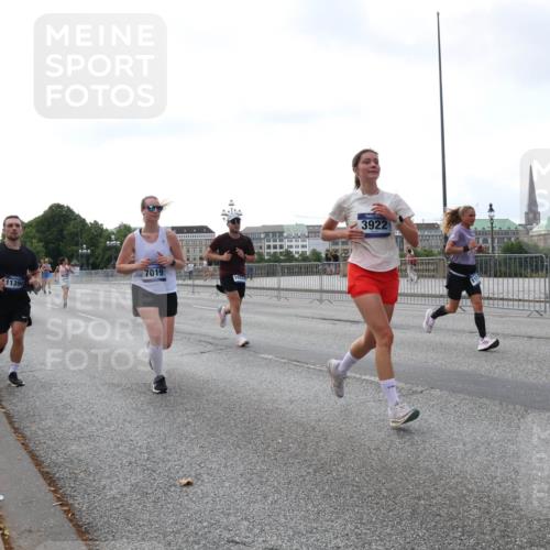 29.06.2025 - hella hamburg halbmarathon Lena Gebhardt http://msf.ph/oto/8431428 29.06.2025 10:07:43 Lombardsbrücke 11394, 7019, 3922, 1079, 1173, 1893, 2032, 2136, 2190, 2309, 3328, 3922, 4228, 4502, 4550, 4864, 5100, 5242, 5287, 5899, 6196, 6517, 6518, 6707, 6713, 6715, 6918, 7019, 7760, 9071, 9338, 9966, 9967, 10212, 10700, 10703, 11114, 11394, 11641, 12378, 12789, 13458, 15051, 15673, 15785, 16241, 16539, 16809, 16915, 17062, 18218, 18270, 18531, 18721, 19134 meine-sportfotos.de