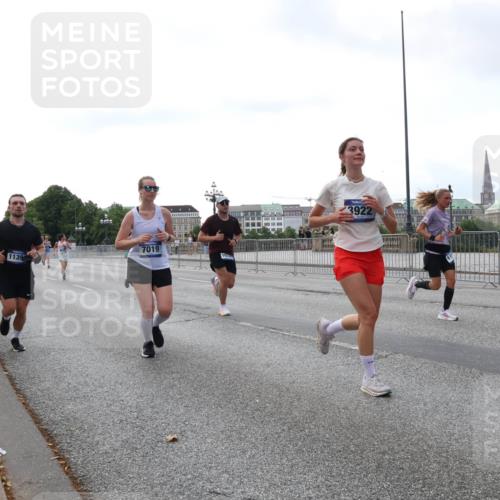 29.06.2025 - hella hamburg halbmarathon Lena Gebhardt http://msf.ph/oto/8431449 29.06.2025 10:07:44 Lombardsbrücke 1139, 7019, 3922, 1079, 1173, 1893, 2032, 2136, 2190, 2309, 3328, 3922, 4228, 4502, 4550, 4864, 5100, 5242, 5287, 6196, 6517, 6518, 6707, 6713, 6715, 6918, 7019, 7760, 9071, 9338, 9966, 9967, 10212, 10700, 10703, 11114, 11394, 11641, 12378, 12789, 12893, 13458, 15051, 15673, 15785, 16241, 16539, 16809, 16915, 17062, 18218, 18270, 18531, 18721, 19134 meine-sportfotos.de