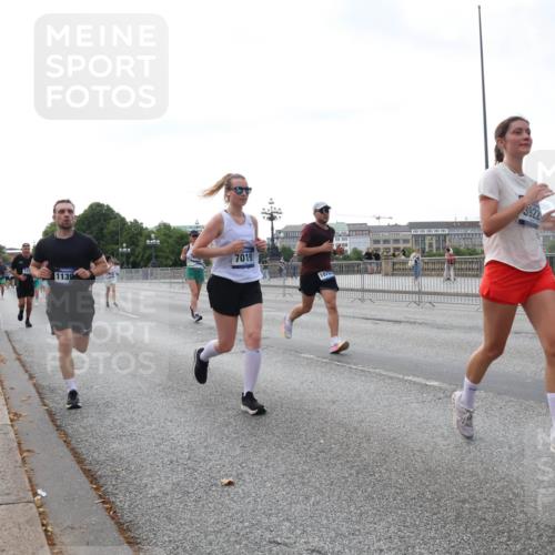29.06.2025 - hella hamburg halbmarathon Lena Gebhardt http://msf.ph/oto/8431468 29.06.2025 10:07:44 Lombardsbrücke 1139, 7019, 1070, 3922, 1079, 1173, 1893, 2032, 2136, 2190, 2309, 3328, 3922, 4228, 4502, 4550, 4864, 5100, 5242, 5287, 6196, 6517, 6518, 6707, 6713, 6715, 6918, 7019, 7760, 9071, 9338, 9966, 9967, 10212, 10700, 10703, 11114, 11394, 11641, 12378, 12789, 12893, 13458, 15051, 15673, 15785, 16241, 16539, 16809, 16915, 17062, 18218, 18270, 18531, 18721, 19134 meine-sportfotos.de