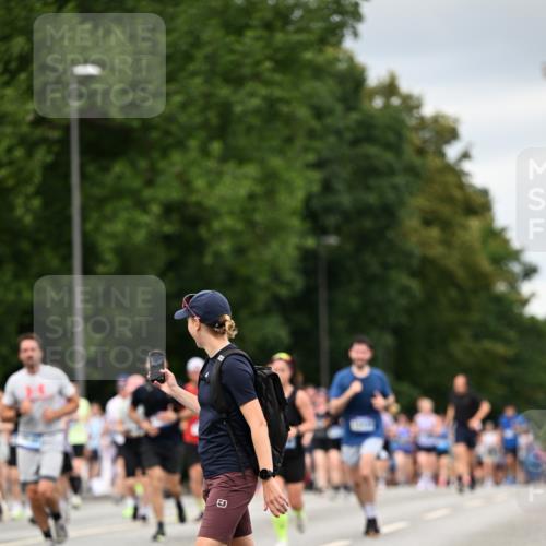 29.06.2025 - hella hamburg halbmarathon Dr. Thomas Lammeyer http://msf.ph/oto/8431485 29.06.2025 10:52:17 Kennedybrücke 1045, 1430, 1434, 1523, 2148, 2163, 2195, 2407, 2418, 2882, 2994, 3468, 3504, 3679, 4037, 4239, 4588, 4974, 5796, 5886, 6255, 6256, 6879, 7412, 8105, 8270, 8310, 8948, 9018, 9356, 10075, 10658, 10777, 10903, 10991, 11351 meine-sportfotos.de