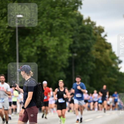 29.06.2025 - hella hamburg halbmarathon Dr. Thomas Lammeyer http://msf.ph/oto/8431499 29.06.2025 10:52:17 Kennedybrücke 1045, 1430, 1434, 1523, 2148, 2163, 2195, 2407, 2418, 2882, 2994, 3468, 3504, 3679, 4037, 4239, 4588, 4974, 5796, 5886, 6255, 6256, 6879, 7412, 8105, 8270, 8310, 8948, 9018, 9356, 10075, 10658, 10777, 10903, 10991, 11351 meine-sportfotos.de