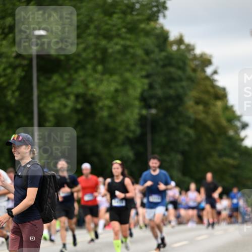 29.06.2025 - hella hamburg halbmarathon Dr. Thomas Lammeyer http://msf.ph/oto/8431506 29.06.2025 10:52:17 Kennedybrücke 1045, 1430, 1434, 1523, 2148, 2163, 2195, 2407, 2418, 2882, 2994, 3468, 3504, 3679, 4037, 4239, 4588, 4974, 5796, 5886, 6255, 6256, 6879, 7412, 8105, 8270, 8310, 8948, 9018, 9356, 10075, 10658, 10777, 10903, 10991, 11351 meine-sportfotos.de
