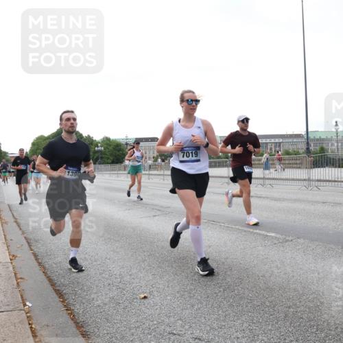 29.06.2025 - hella hamburg halbmarathon Lena Gebhardt http://msf.ph/oto/8431507 29.06.2025 10:07:44 Lombardsbrücke 1394, 7019, 1079, 1173, 1893, 2032, 2136, 2190, 2309, 3328, 3922, 4228, 4502, 4550, 4864, 5100, 5242, 5287, 6196, 6517, 6518, 6707, 6713, 6715, 6918, 7019, 7760, 9071, 9338, 9966, 9967, 10212, 10700, 10703, 11114, 11394, 11641, 12378, 12789, 12893, 13458, 15051, 15673, 15785, 16241, 16539, 16809, 16915, 17062, 18218, 18270, 18531, 18721, 19134 meine-sportfotos.de